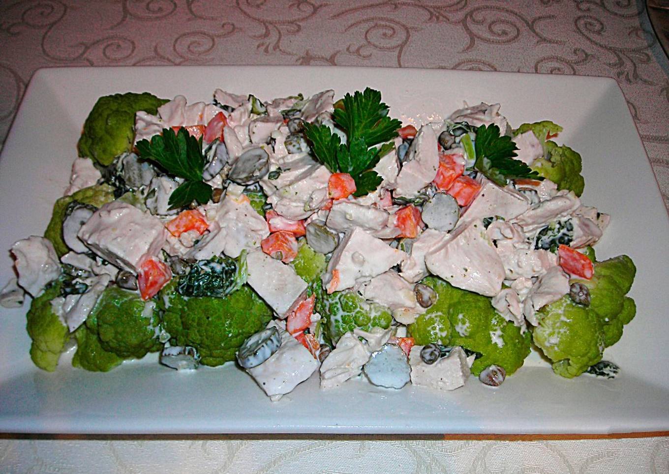 Ensaladilla con pechuga de pollo y coliflor romanesco
