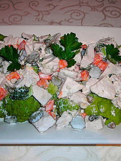 Foto principal de Ensaladilla con pechuga de pollo y coliflor romanesco