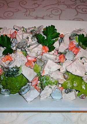 Foto principal de Ensaladilla con pechuga de pollo y coliflor romanesco