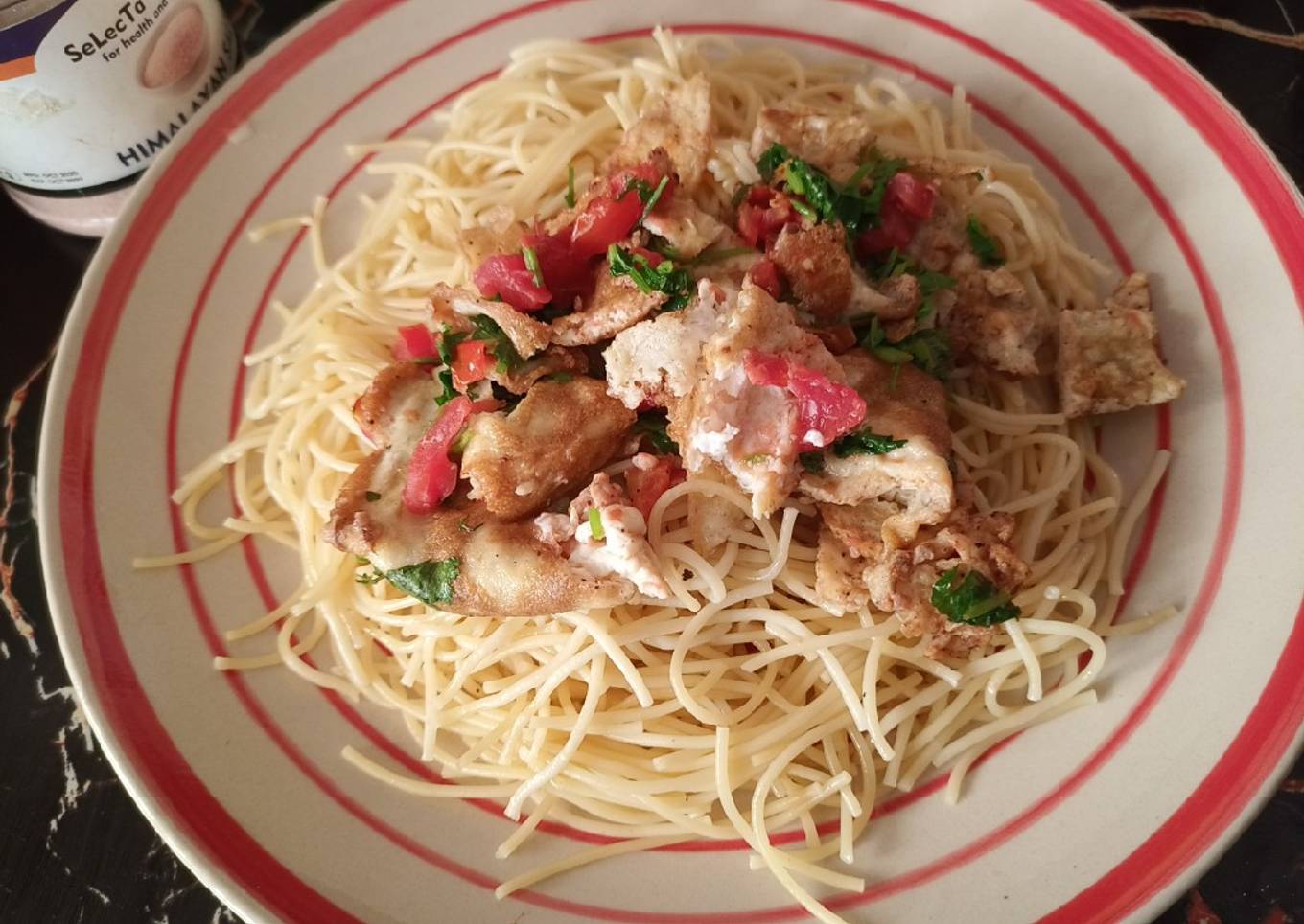 Spaghetti with scrambled eggs
