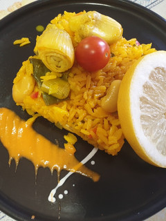 Una foto de Paella de Verduras #veggie con alioli de Tomate
