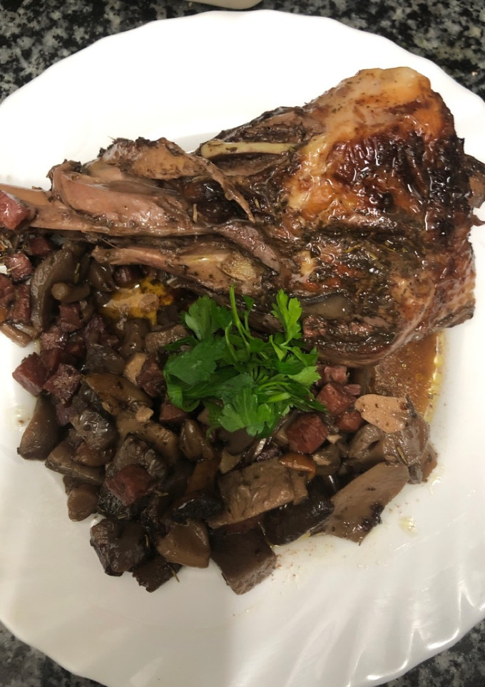 Una foto de 106. Pierna de pavo al horno con setas (principal carne)