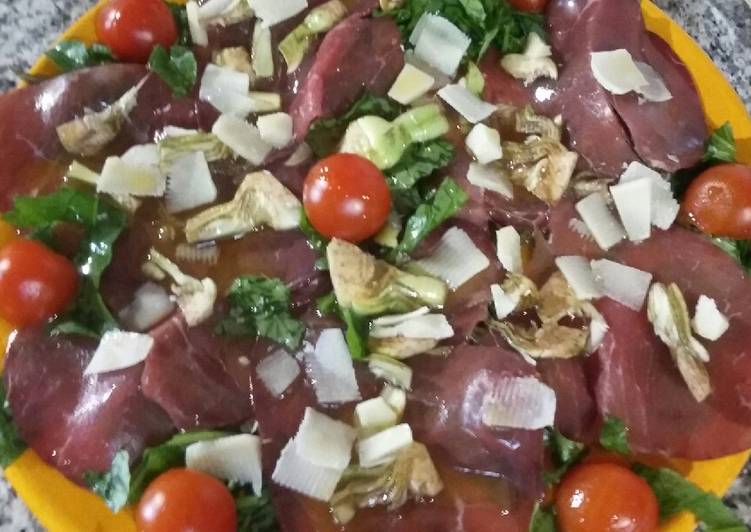 Carpaccio di bresaola con carciofi e petali di parmigiano