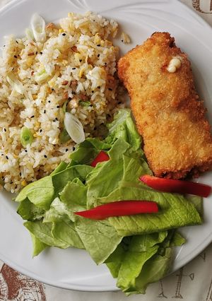Hình của món Thịt kolette chiên cuộn phô mai ăn kèm cơm chiên trứng.