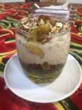 Avena, chía y yogurt con bananos caramelizados