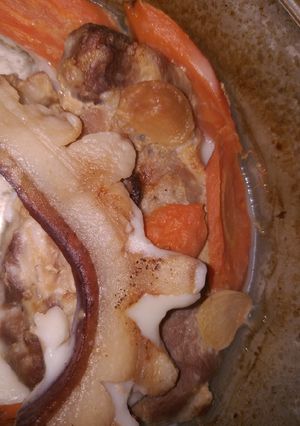 Tepsiben sült karaj répával fokhagymával és kakastaréjjal recept fotója