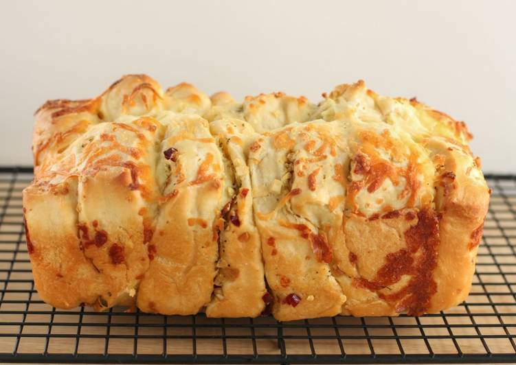 Recipe of Super Quick Homemade Pull-apart Cheesy Garlic Bread
