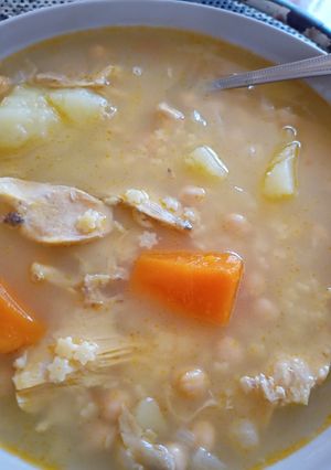 Una foto de Caldo de pollo con verduras