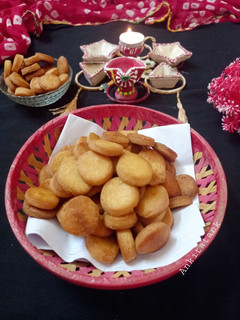 શક્કરપારા (Shakkarpara Recipe In Gujarati) રેસીપી મુખ્ય ફોટો