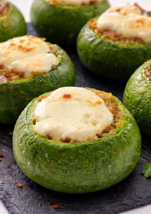 Una foto de Zapallitos rellenos de carne caseros y jugosos