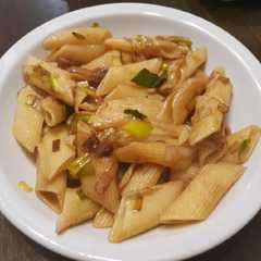 Una foto de Fideos salteados con puerro y salsa de soja