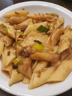 Una foto de Fideos salteados con puerro y salsa de soja