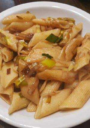 Una foto de Fideos salteados con puerro y salsa de soja