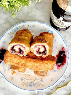 Una foto de Torrijas roll rellenas de mermelada