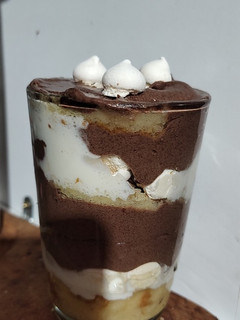 Una foto de Postre dulce con vino oporto