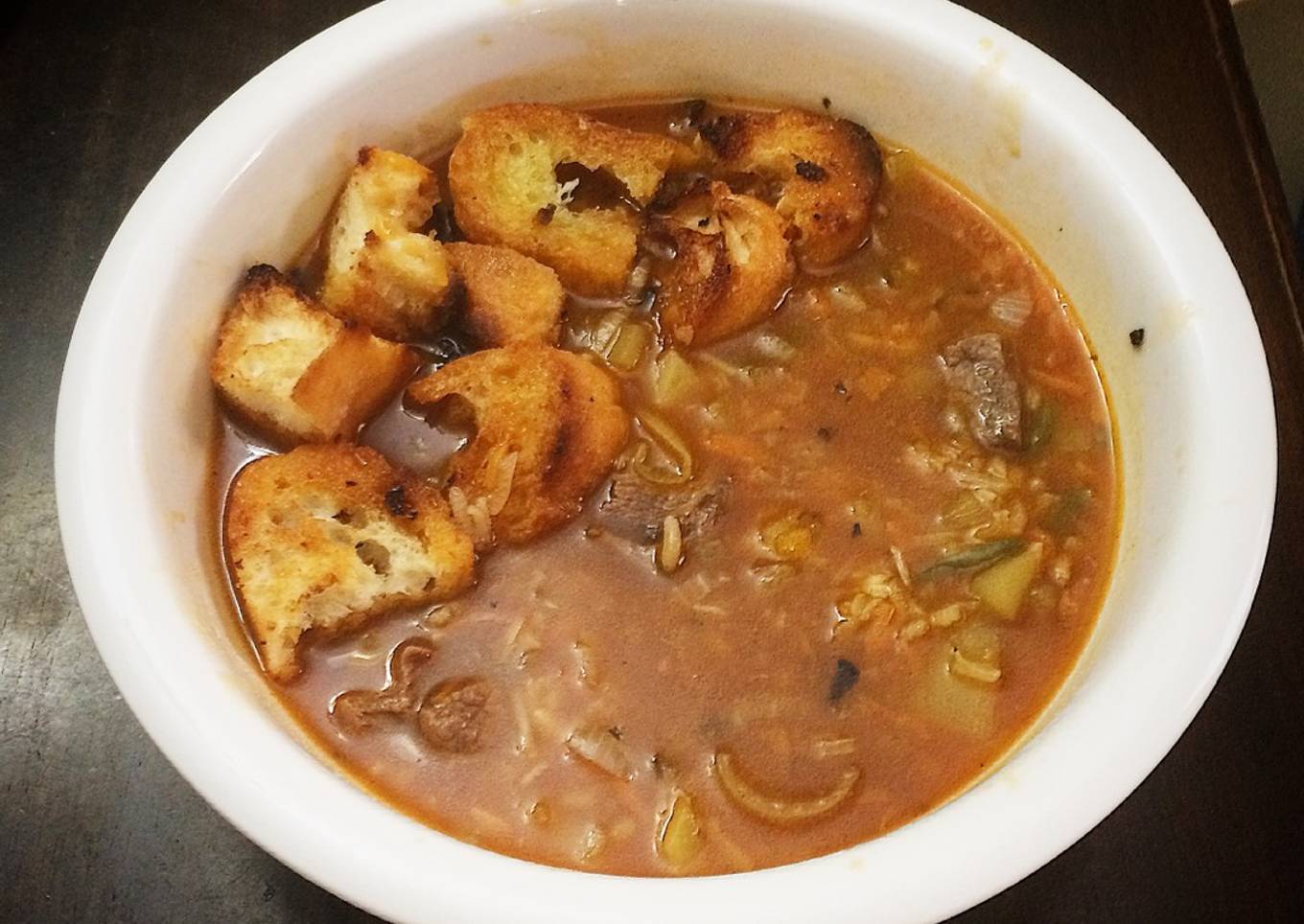 Sopa de Carne y Vegetales con Pan Frito