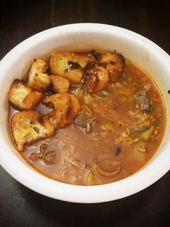 Una foto de Sopa de Carne y Vegetales con Pan Frito