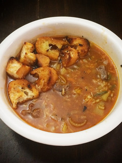 Una foto de Sopa de Carne y Vegetales con Pan Frito