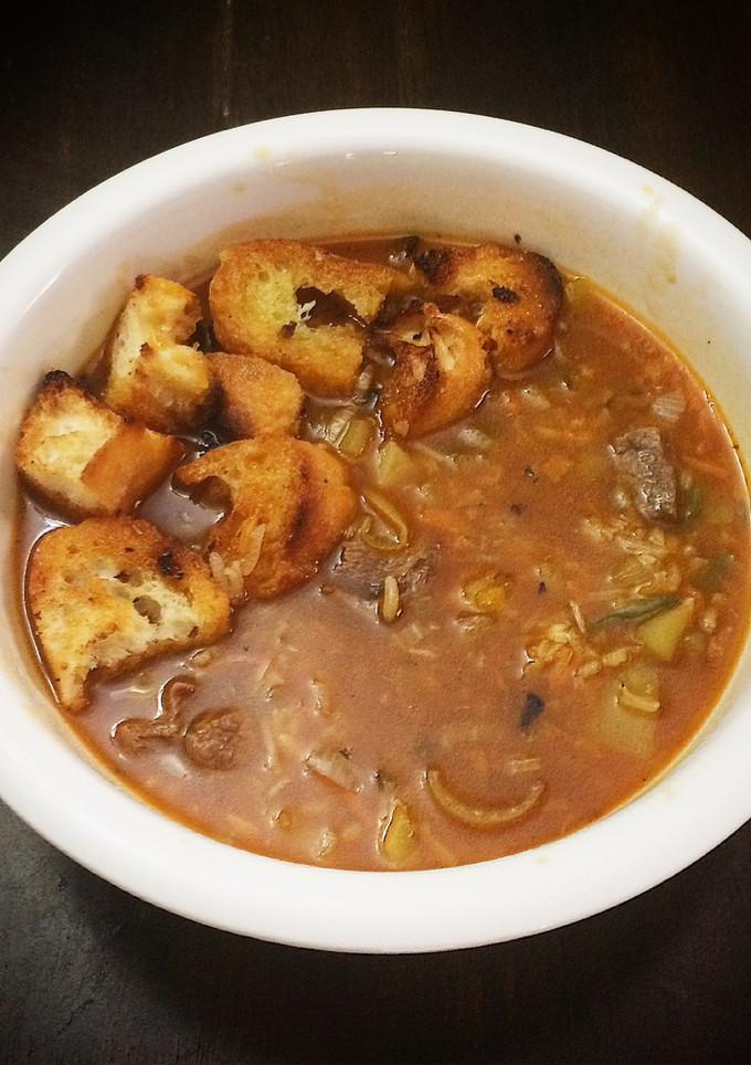 Una foto de Sopa de Carne y Vegetales con Pan Frito