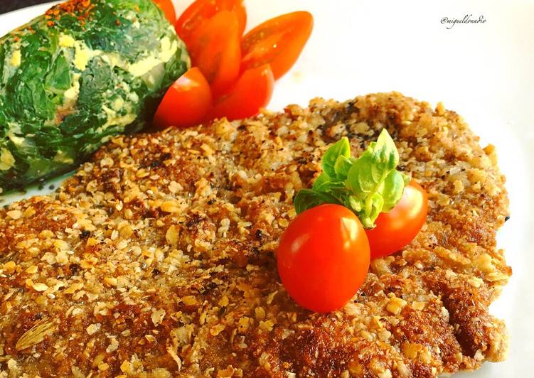 Milanesas estilo peruanas a la chapa con buñuelos de acelga y tomates cherrys