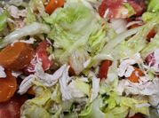 Una foto de salpicon de pollo y lechuga