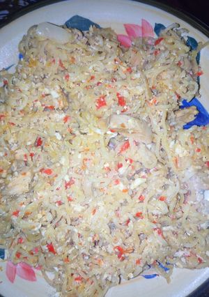 A picture of Egg indomie with shredded chicken.