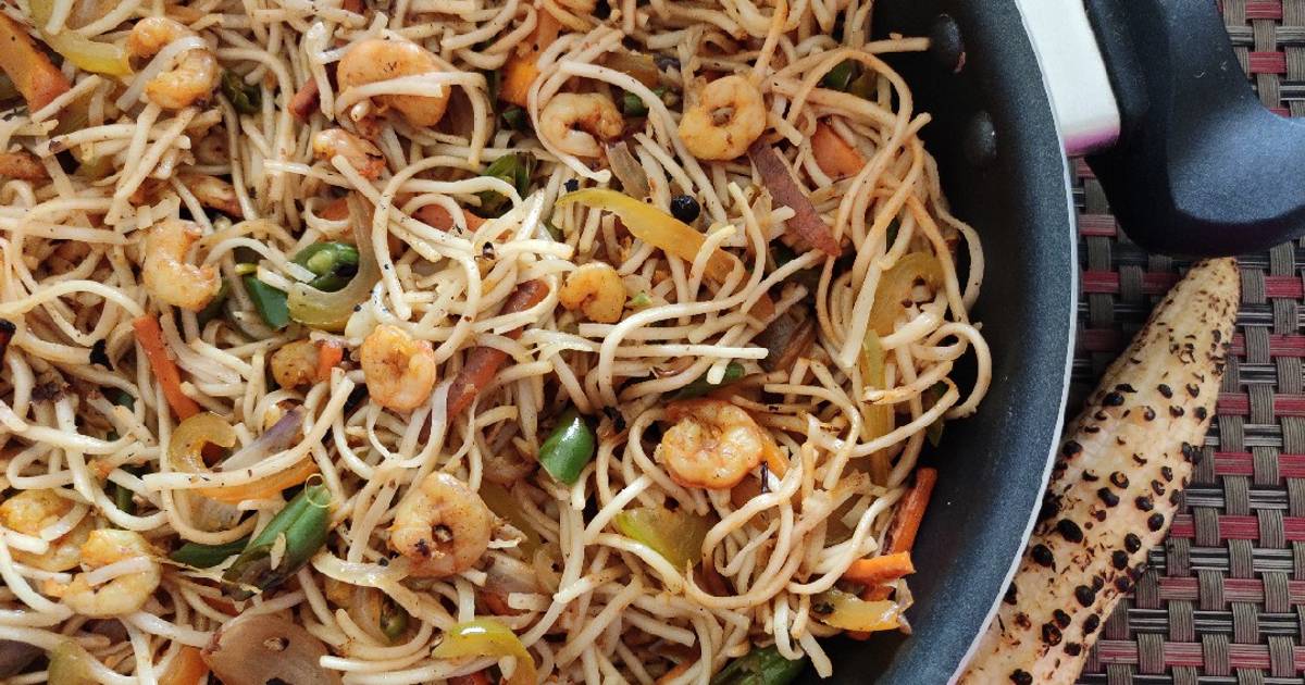 Chilli Prawn Hakka Noodles Recipe by Gouri Basak Ghosh Cookpad