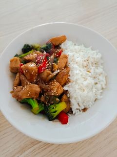 Una foto de Salteado de pollo con verduras y arroz