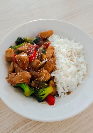 Una foto de Salteado de pollo con verduras y arroz