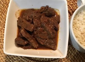 Una foto de Res Encebollado al Tinto