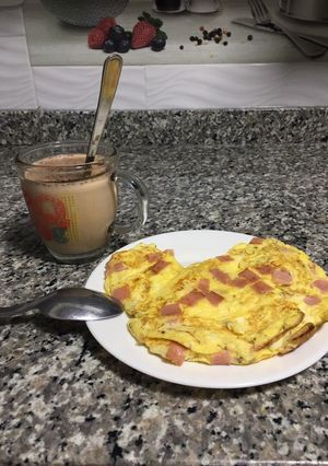 Una foto de Tortilla de huevo con jamón y queso 🧀