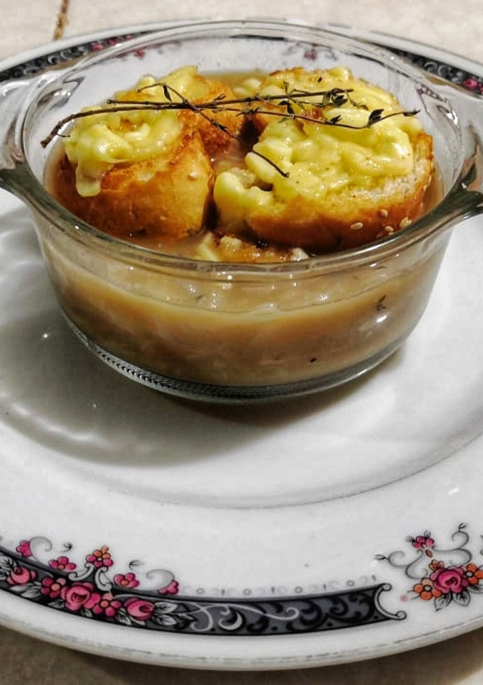 Una foto de Soupe aux oignons (Sopa de cebolla) ¡Sin horno!