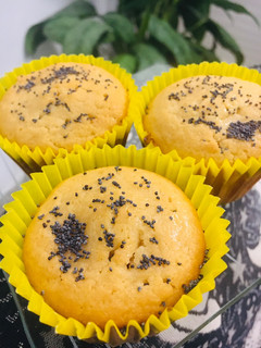 Una foto de MUFFINS DE 🍋 Limón 🍋 CON SEMILLAS DE AMAPOLA🧉🍋🧁🧁🍋🧉