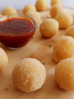 Una foto de Bolitas fritas de provolone con mermelada de piquillos