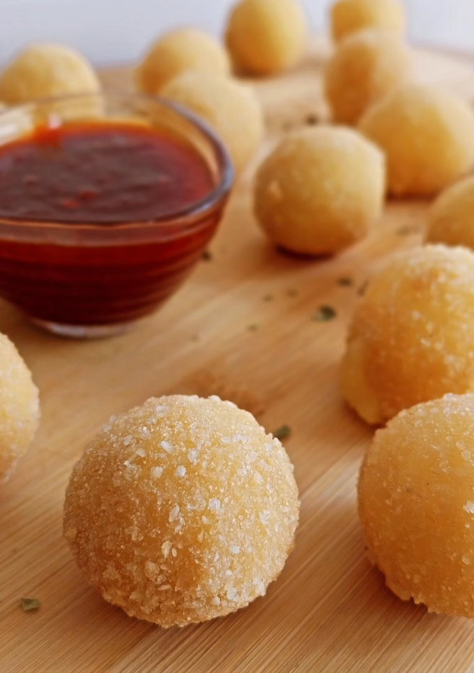 Una foto de Bolitas fritas de provolone con mermelada de piquillos
