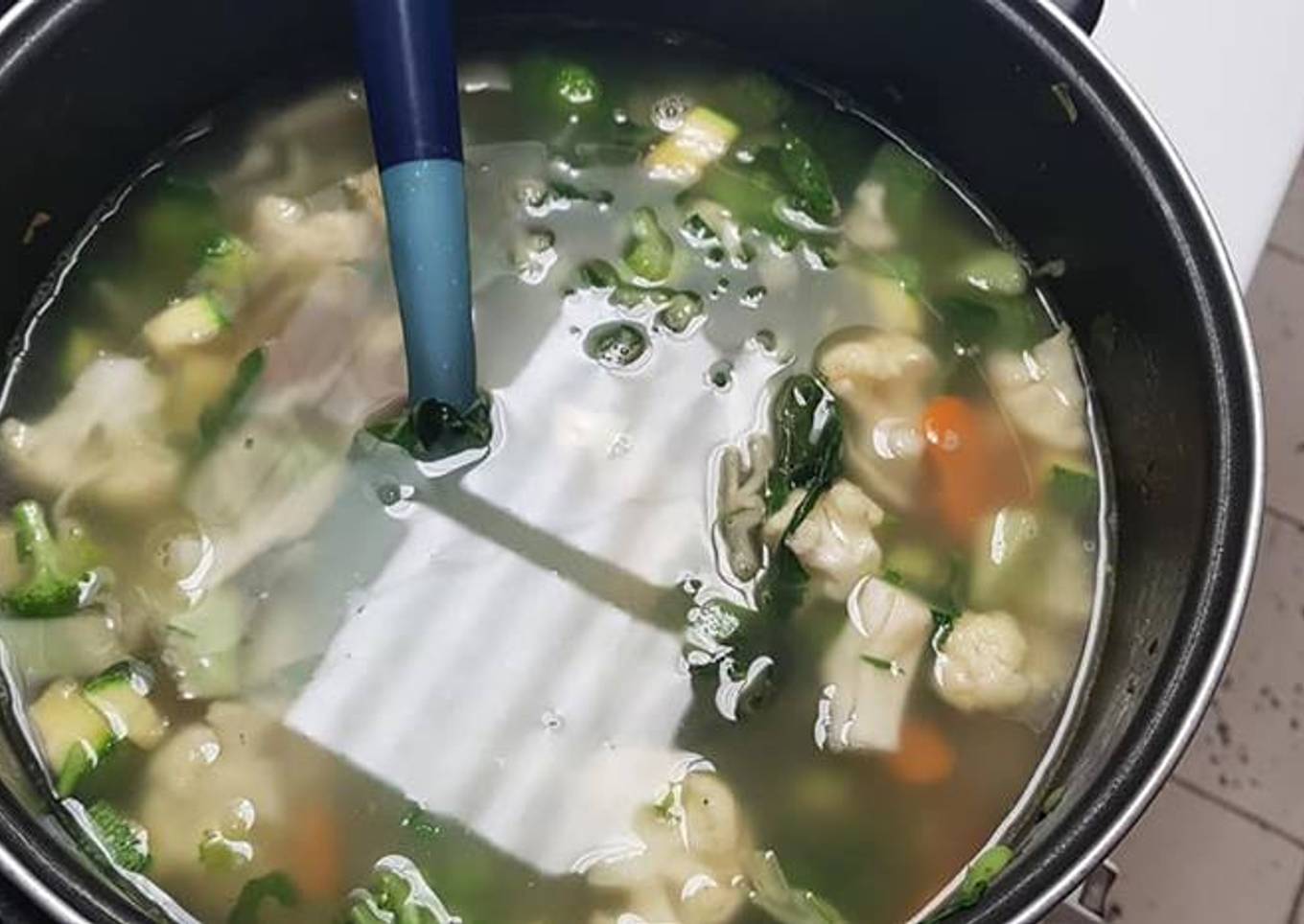 Consomé de pollo al chile güero las Correas con epazote y verduras. Jalisco México