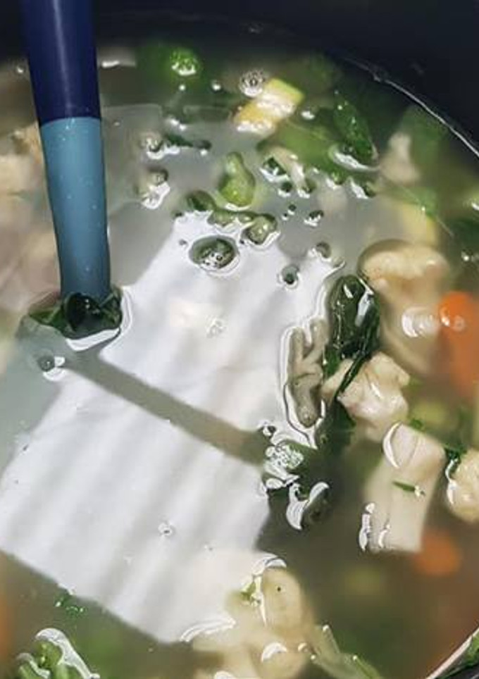 Una foto de Consomé de pollo al chile güero las Correas con epazote y verduras. Jalisco México