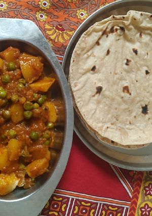 A picture of Aloo matar with Chapati.