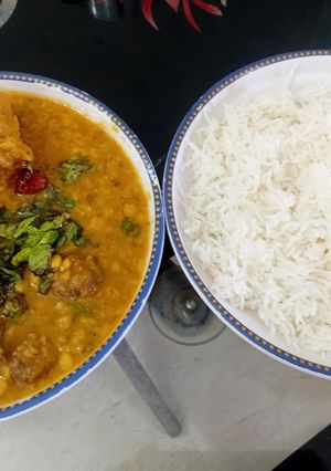 A picture of Daal gosht with steam rice.