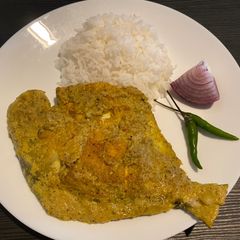 A picture of Pomfret in gravy.