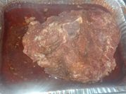 Una foto de pierna de cerdo al horno con cerveza