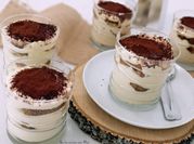 Una foto de tiramisu en vaso