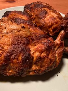 Una foto de Murg Tandoori (तंदूरी चिकन रेसिपी) (Pollo Tandoori)