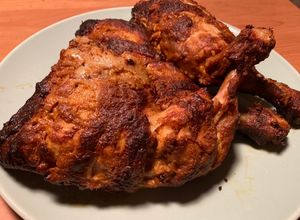 Una foto de Murg Tandoori (तंदूरी चिकन रेसिपी) (Pollo Tandoori)