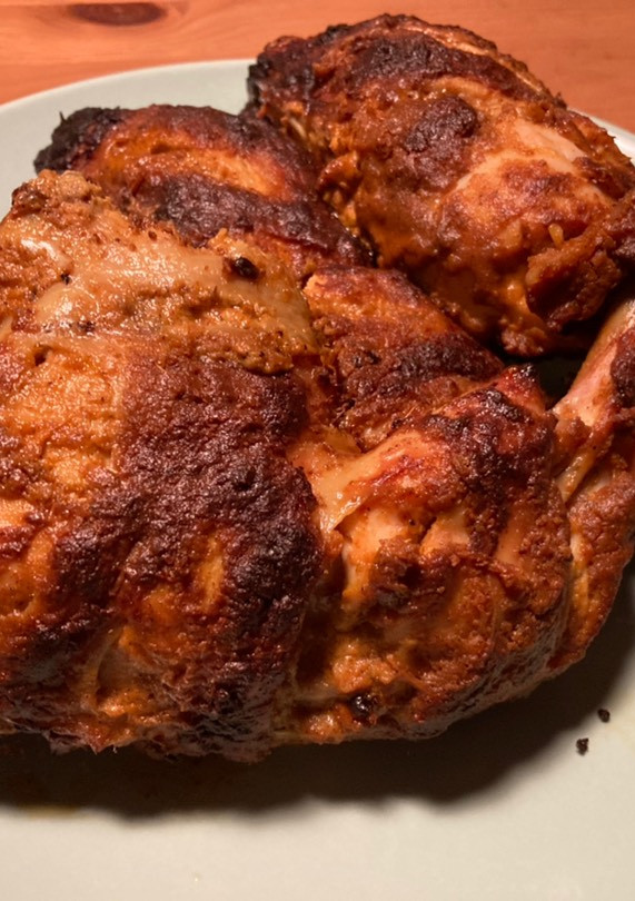 Una foto de Murg Tandoori (तंदूरी चिकन रेसिपी) (Pollo Tandoori)