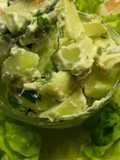 Ensalada de manzana verde y perejil, con nueces y queso blanco