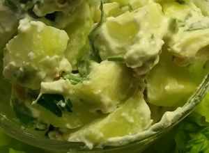 Una foto de Ensalada de manzana verde y perejil, con nueces y queso blanco