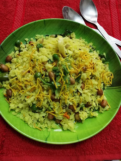 पोहा (poha recipe in hindi) रेसिपी मुख्य फोटो
