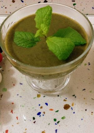 Foto principal de Crema de rúcula y patata violeta con frutos secos y pinchitos de huevos de codorniz