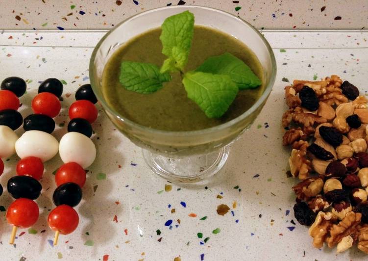 Crema de rúcula y patata violeta con frutos secos y pinchitos de huevos de codorniz